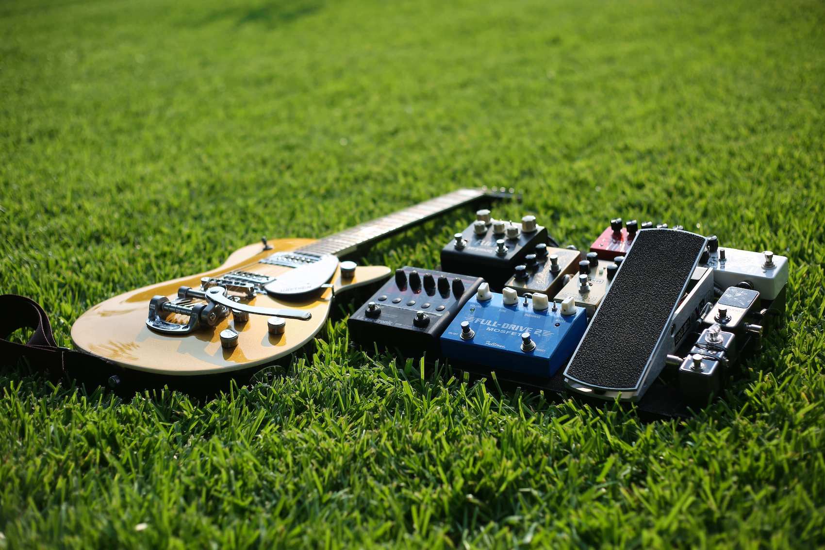 6 pedales de guitarra eléctrica que no pueden faltar en tu pedalera